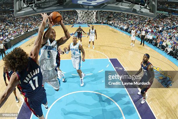 Marcus Thornton of the New Orleans Hornets puts a shot up against Anderson Varejao of the Cleveland Cavaliers on March 24, 2010 at the New Orleans...
