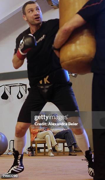 Spectators watch Ukrainian boxer Vitali Klitschko during a training session on May 18, 2010 in Going, Austria. The WBC Heavyweight World Championship...