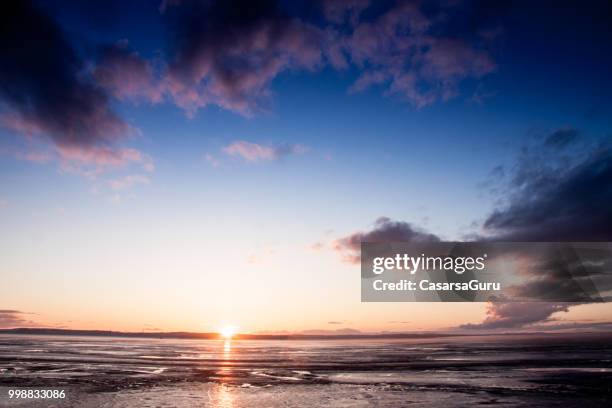 midnight sun inställningen på sjön i finland - casarsa bildbanksfoton och bilder