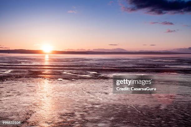 middernacht zon instelling op lake in tampere - casarsa stockfoto's en -beelden