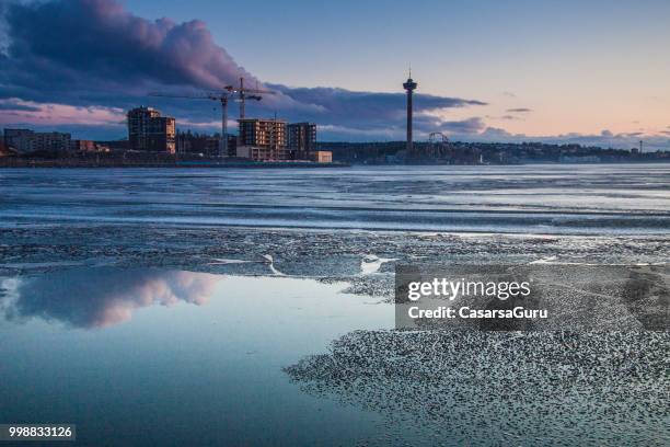 città di tampere contro il pittoresco lago ghiacciato - tampere foto e immagini stock