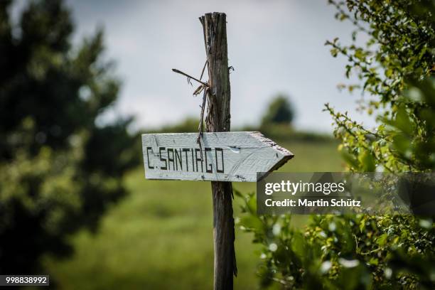 wegweiser nach santiago de compostela - growing signs of resictence and protest are found in liberal neighborhood in northwest philadelpha pa stockfoto's en -beelden