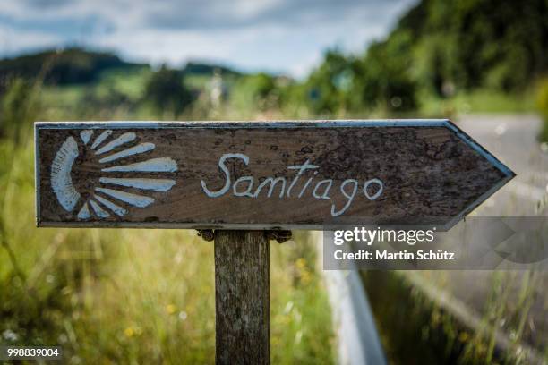 wegweiser nach santiago de compostela - wegweiser imagens e fotografias de stock