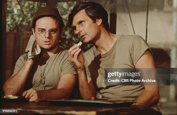 American actors Gary Burghoff , as Corporal Walter Radar O'Reilly, and Alan Alda, as Captain Benjamin Hawekeye Pierce, appear in a scene from an...