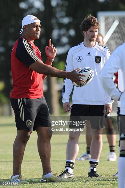 Rugby player Jonah Tali Lomu of New Zealand gives exercising instructions to the German team next to Arne Friedrich of Germany during a German...