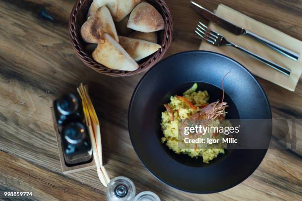 saffron and shrimp risotto - konjac 個照片及圖片檔
