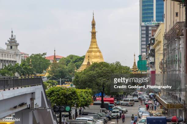 myanmar: sule pagode - birmaanse cultuur stockfoto's en -beelden