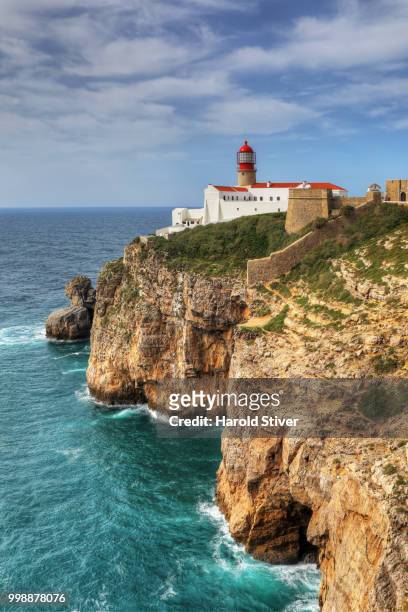 cape st . vincent lighthouse in portugal - vincent stein stock-fotos und bilder