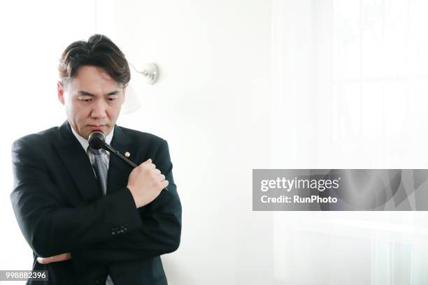 pensive lawyer with gavel - documento constitucional fotografías e imágenes de stock
