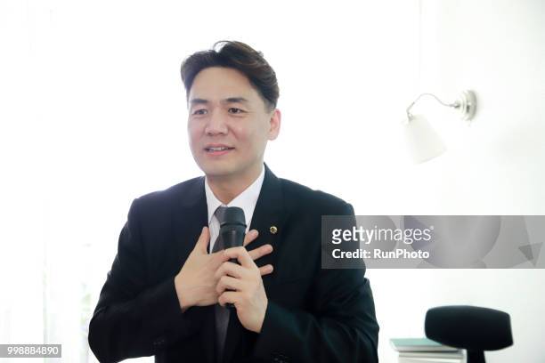 lawyer talking with microphone - draft and trade press conferences stock pictures, royalty-free photos & images