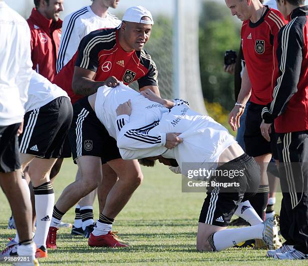 Rugby player Jonah Tali Lomu exercises with Stefan Kiessling and Lukas Podolski of Germany during a German National Team rugby training session at...