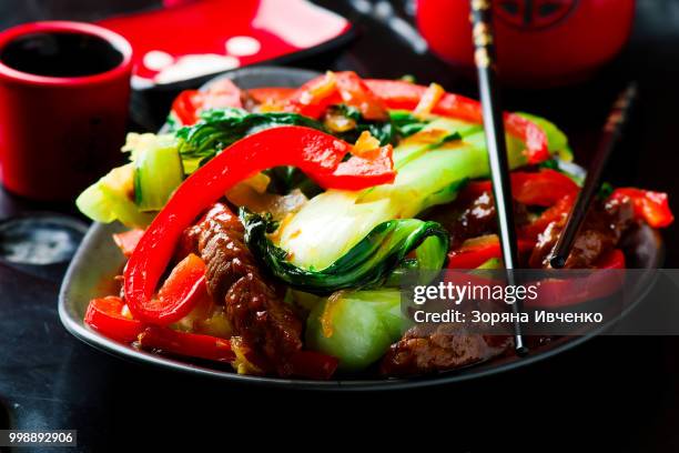 beef, pepper, and bok-choy stir-fry. - bok choy stockfoto's en -beelden