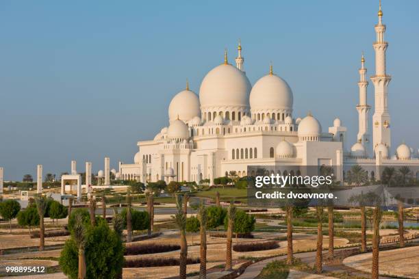 sheikh zayed white mosque in abu dhabi, uae - zayed stock-fotos und bilder