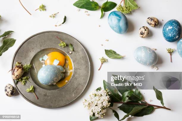 easter place setting menu with broken egg, dyed blue - broken easter egg stock pictures, royalty-free photos & images