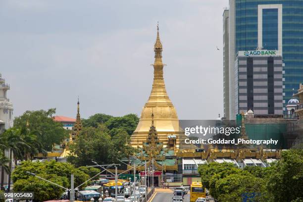 myanmar: sule pagode - birmaanse cultuur stockfoto's en -beelden