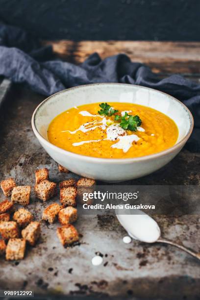 pumpkin soup - bowl of soup stockfoto's en -beelden