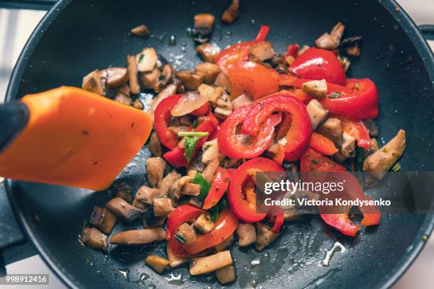 mushrooms and fresh sweet red pepper in the pan - cooked mushrooms stock-fotos und bilder