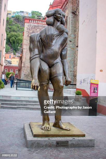 la giganta statue in guanajuato, mexico. - guanajuato state stockfoto's en -beelden