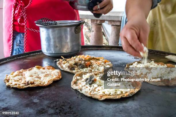 women making sopas at the market in guanajuato - guanajuato state stockfoto's en -beelden