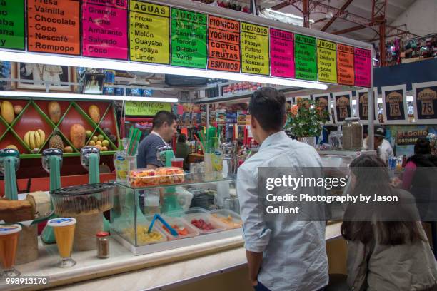 young couple ordering a drink in the market in guanajuato. - guanajuato state stockfoto's en -beelden