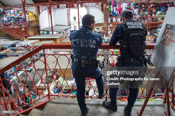 police in the market in guanajuato - guanajuato state stockfoto's en -beelden