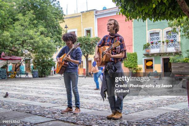 buskers in the city center in guanajuato - guanajuato state stockfoto's en -beelden