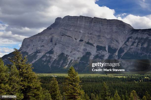 a profile glance across to mount rundle - mark rundele stock pictures, royalty-free photos & images