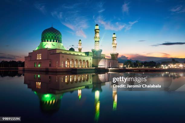 kota kinabalu mosque at dawn - kota kinabalu 個照片及圖片檔