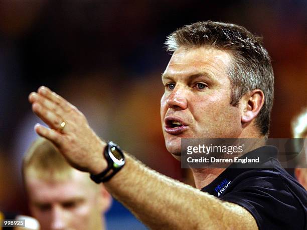 Danny Frawley of Richmond talks to his players at quarter time during the AFL second Preliminary Final between the Brisbane Lions and the Richmond...