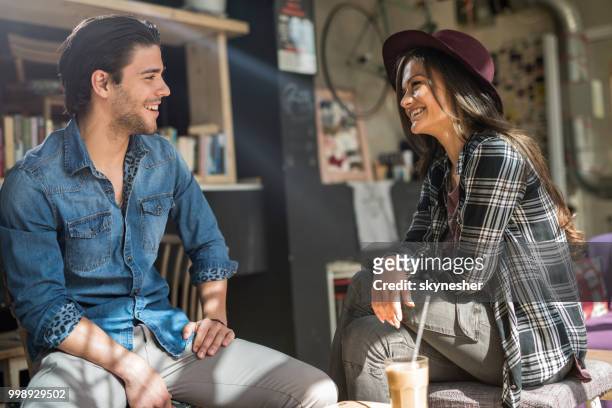 glückliches paar in einem café entspannen und genießen im gespräch. - skynesher stock-fotos und bilder