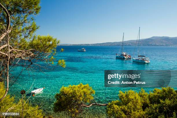 yacht in the turquoise water near the island of moni, greece - anton petrus stock pictures, royalty-free photos & images