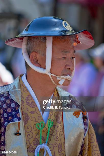 gentleman in kabuto helmet at sanja festival parade in the downtown asakusa district of tokyo, japan - kabuto stockfoto's en -beelden
