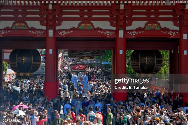 sanja festival parade at senso-ji temple's hozomon gate in the asakusa district of tokyo, japan - sanja festival stock pictures, royalty-free photos & images