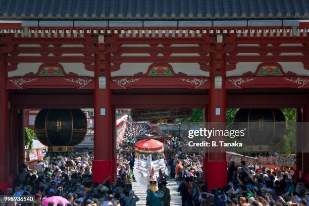 sanja festival parade at senso-ji temple's hozomon gate in the asakusa district of tokyo, japan - sanja festival stock pictures, royalty-free photos & images