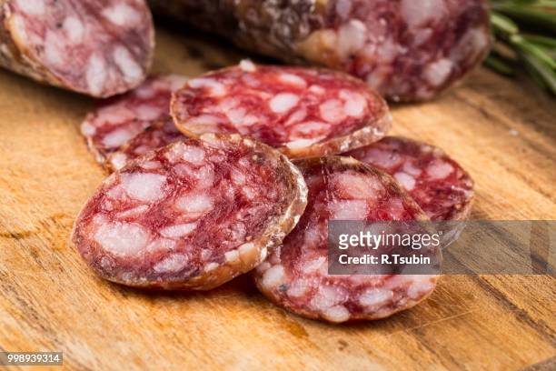 slices of salami on a wood board as a background - salami 個照片及圖片檔