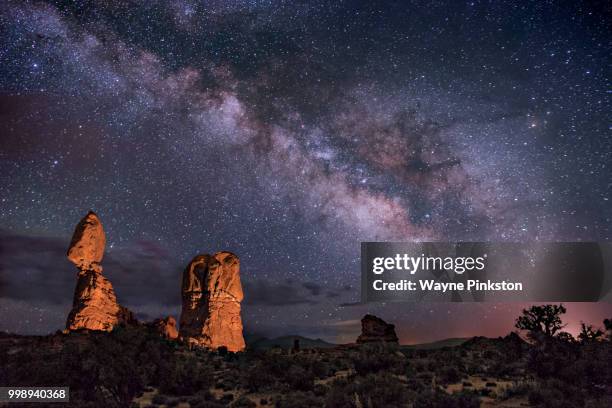 balanced rock - balanced rock stock-fotos und bilder
