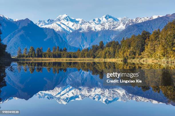 lake matheson with reflection, new zealand - westland südinsel von neuseeland stock-fotos und bilder
