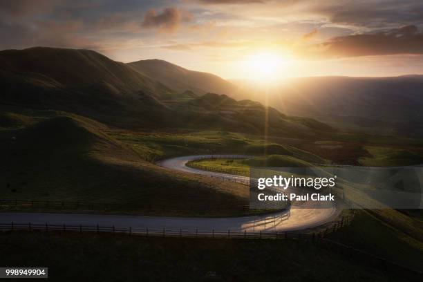 windiong road at mam tor - serpentinen stock-fotos und bilder