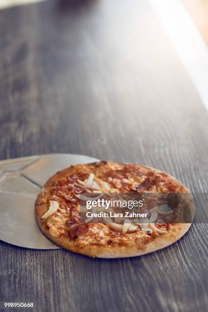 freshly baked flame grilled italian pizza - rundkornsris bildbanksfoton och bilder