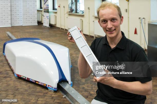 Lukas Eschment of the joint HyperPod project of Oldenburg University and the Emden-Leer University of Applied Sciences shows one of the supermagnets...