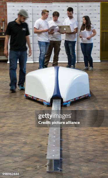 Students of the joint HyperPod project of Oldenburg University and the Emden-Leer University of Applied Sciences working on the newly arrived body of...