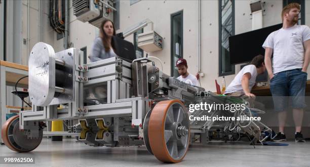 Students of the joint HyperPod project of Oldenburg University and the Emden-Leer University of Applied Sciences prepare their magnetic railway...
