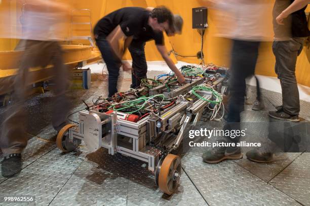 Dpatop - Students of the joint HyperPod project of Oldenburg University and the Emden-Leer University of Applied Sciences prepare their magnetic...
