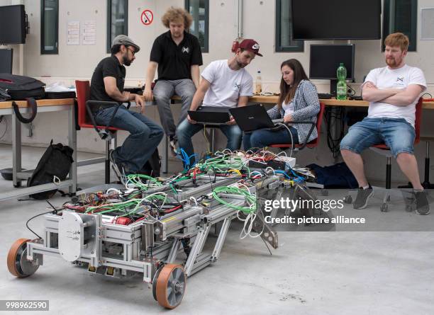 Students Alejandro Delgadillo , Jan Cordes, Daniel Padron, Christina Tsiroglou and Daniel Steinke, of the joint HyperPod project of Oldenburg...