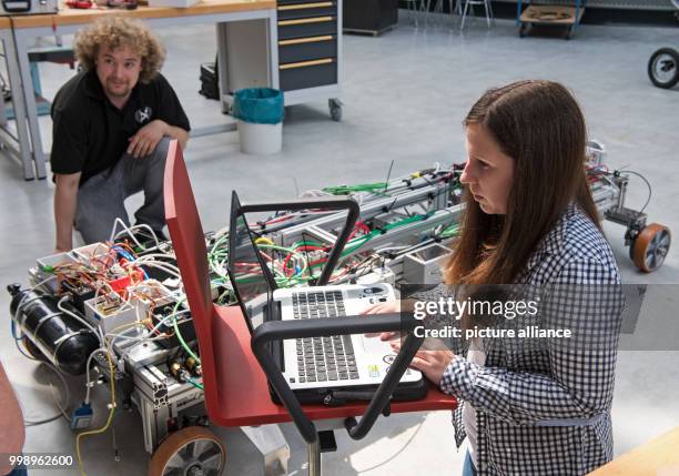 Students Jan Cordes and Christina Tsiroglou of the joint HyperPod project of Oldenburg University and the Emden-Leer University of Applied Sciences...