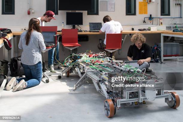 Students of the joint HyperPod project of Oldenburg University and the Emden-Leer University of Applied Sciences prepare their magnetic railway...