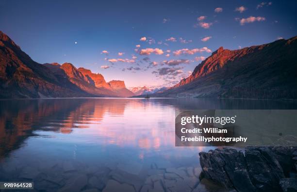 st mary lake in early morning with moon - william moon - fotografias e filmes do acervo