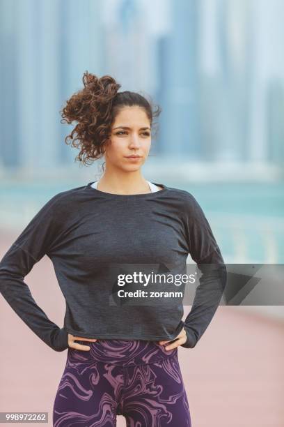 runner lost in thoughts standing - zoranm imagens e fotografias de stock