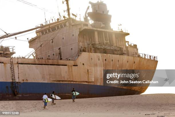 mauritania, shipwreck in the atlantic ocean - seaton stockfoto's en -beelden