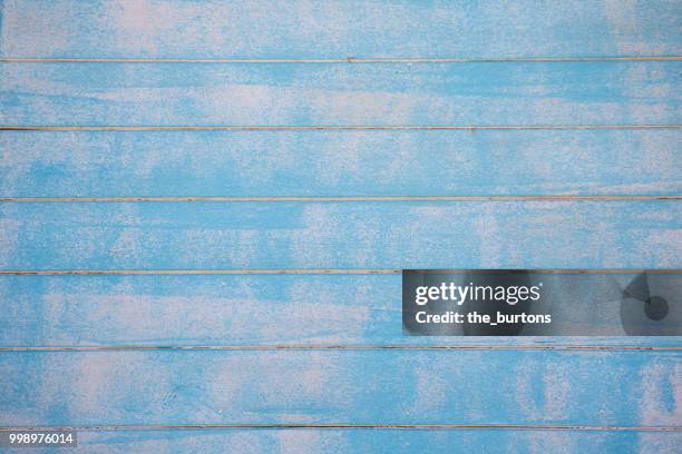full frame shot of blue painted wooden wall - holzwand shabby chic stock-fotos und bilder